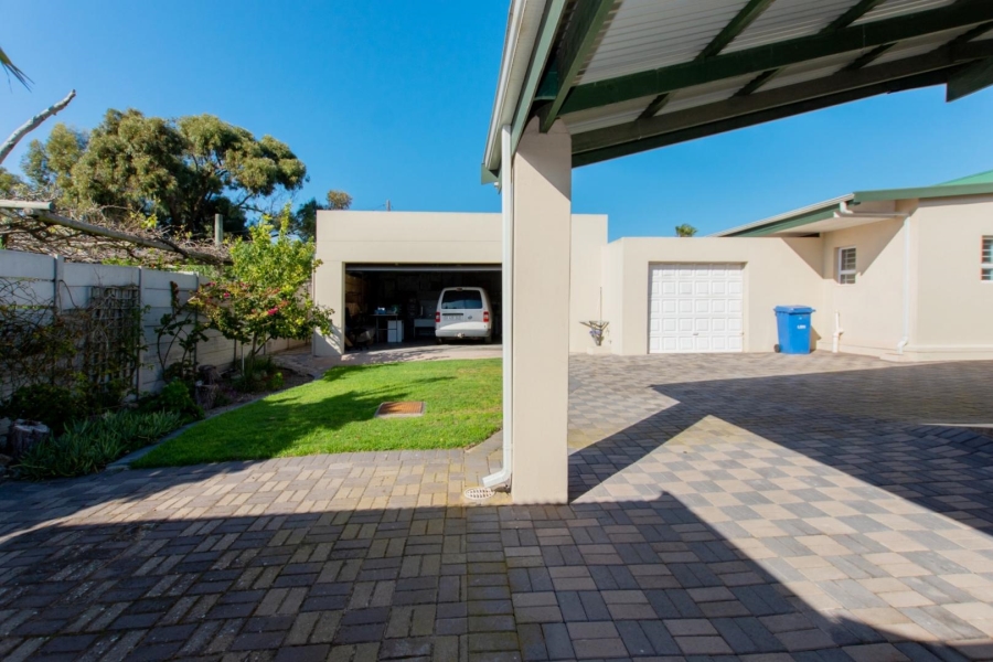 7 Bedroom Property for Sale in Middedorp Western Cape